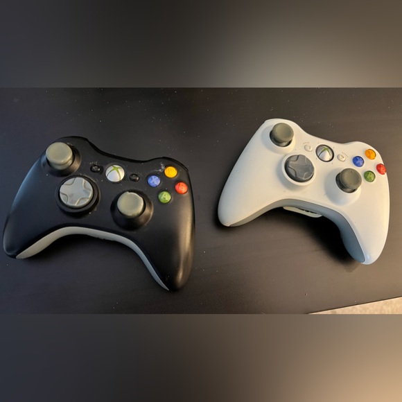 Xbox 360 with 2 controllers - Picture 3 of 5